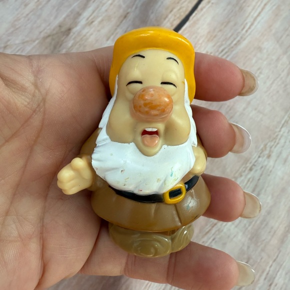 2012 Fisher Price Little People Snow White and the Seven Dwarfs Sneezy - Picture 1 of 6